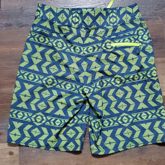 Under armour neon yellow and blue board shorts like new condition - Picture 5 of 5